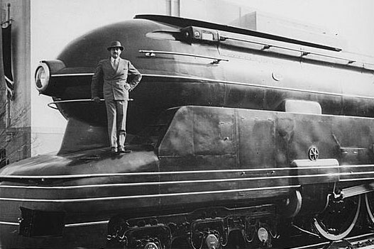 Raymond Loewy egyik híres munkáján, a Pennsylvania Railroad S1-sorozatú gőzösén<br>(forrás: Wikipedia)