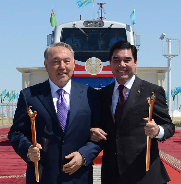 Mind a kazah, mint a türkmén fél nagy reményeket, és a két ország további közeledését reméli a vasúttól<br>(forrás: Railway Gazette)