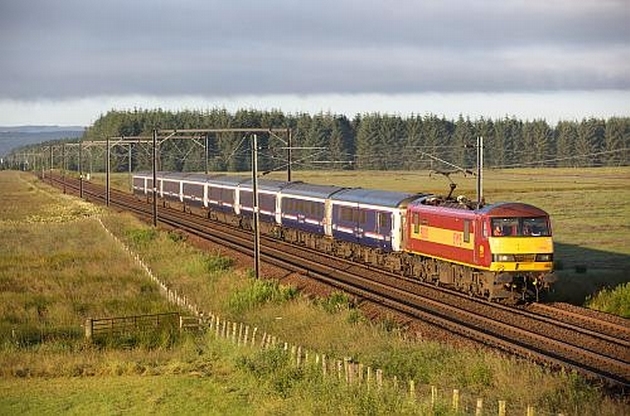 A Londont öt skóciai várossal összekötő Caledonian Sleeper éjszakai vonat április elsejétől átkerül a Serco gondozásába. A járat 2018-tól új CAF-hálókocsikból áll majd.<br>(fotó: Robin Ralston, IRJ)