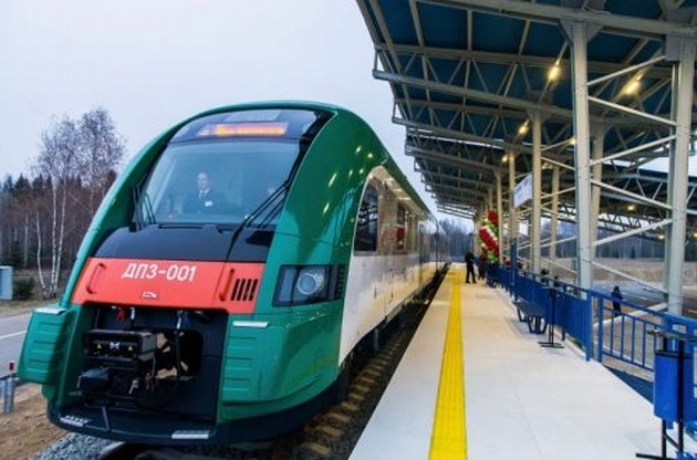 A fehérorosz fővárosban megvalósult a reptéri vasúti szolgáltatás, az utasok a Pesa dízelmotorvonatait vehetik igénybe<br>(forrás: IRJ)