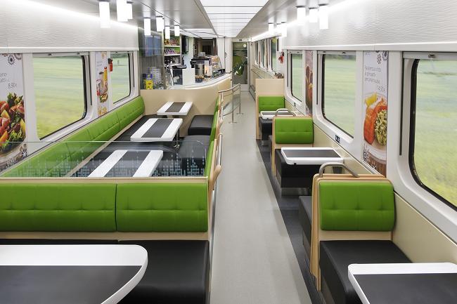 Az étkezőkocsi-szolgáltatás lényeges része a finn vasúti utazási szokásoknak. Az új, kétszintes járművek színvilágában a VR zöld-fehér színsémája dominál<br>(fotó: VR Group)