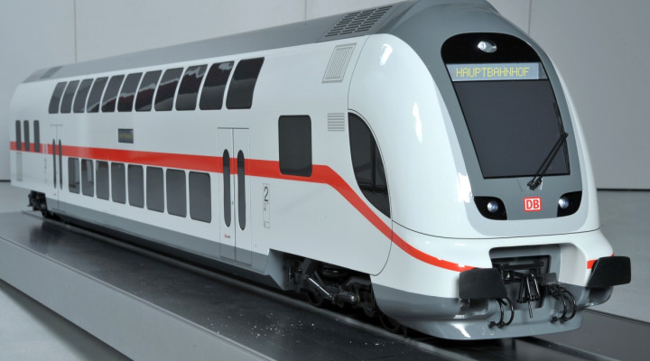 Stuttgart és Zürich között 2017 decemberétől a Bombardier emeletes intercity-szerelvényeit fogja járatni a DB<br>(látványterv: DB AG)