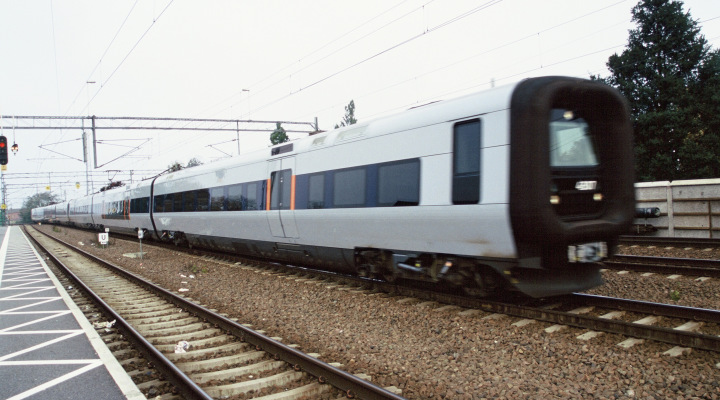 A DSBFirst helyett a Veolia szolgáltathat 2014-től számos svéd vonalon. Hogy milyen járművekkel, azt még nem tudni, de a jellegzetes gumiorrú szerelvények valószínűleg eltűnnek a svéd forgalomból<br>(forrás: Global Rail News)