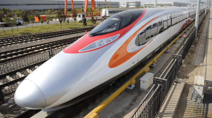 A magas sebességhez rendkívül áramvonalas forma szükséges, az ERL-vonatok festési sémája szimbólumokat hordoz magán<br>(fotó: MTR)