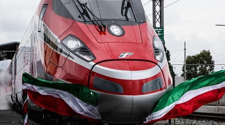 Büszkén lengett az átadóünnepségen az olasz nemzeti trikolór, az európai vasút egyik mértékadója lehet a Frecciarossa 1000-es<br>(fotó: Bombardier)