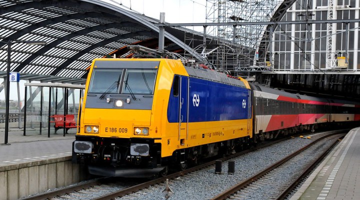 Megérkezett az utolsó, tizenkilencedik Traxx is az NS-hez. A felvételen látható kilences gépet már hónapok óta használja Hollandia nemzeti vasútársasága<br>(fotó: Global Rail News)