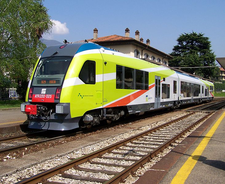 Az olasz Ferrovie Nord-Milano egyik Atribója valahol Észak-Olaszországban. A Trenitalia a Pesa dízel motorvonatának negyedik olasz vásárlója, negyven szerelvényes megrendelésével pedig a legnagyobb is<br>(forrás: Wikipedia)
