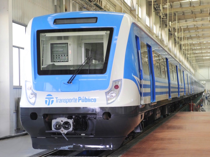 Buenos Aires Sarmiento-vonalának első új motorvonata, még a kínai gyár telephelyén. Az új szerelvényeknek nagyobb az utaskapacitásuk, ráadásul biztonságosabbak is<br>(forrás: Railway Gazette)