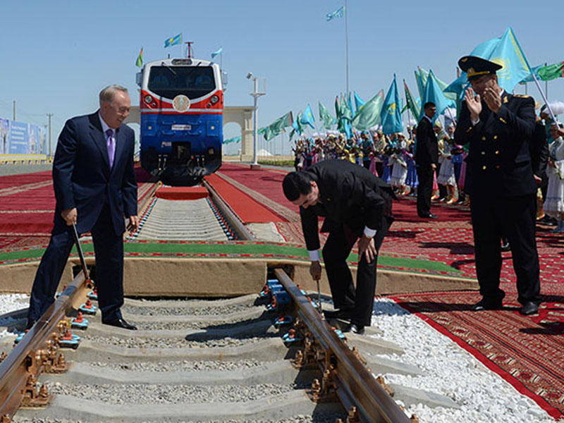 A kazah (balra) és a türkmén (jobbra) elnökök csavarozzák a helyükre az utolsó síncsavarokat. Az új vasútvonal kiemelt fontossággal bírhat a Közép-Ázsiát Közel-Kelettel összekötő vasúti forgalom szempontjából<br>(forrás: inform.kz)
