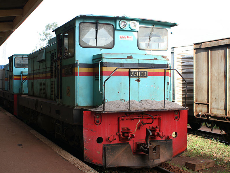 Keskeny nyomközű tehervonat Kampalában. Hamarosan normál nyomközön is folyhat a teherszállítás, összekötve Ruandát, Ugandát és Kenyát<br>(fotó: Danbirchall, Wikipedia)