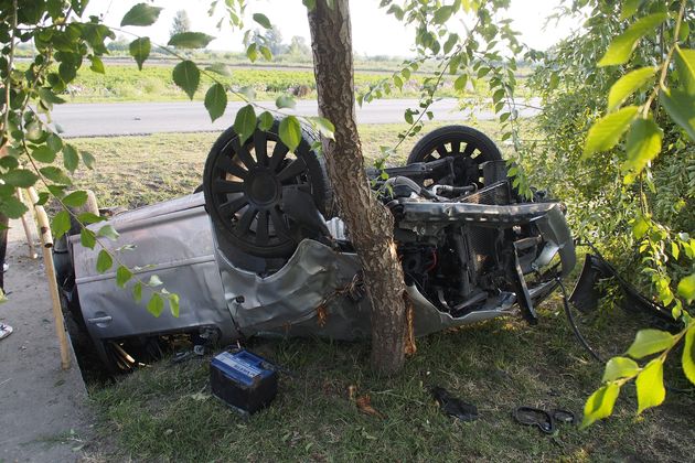 Árokba borult autó a Csongrád megyei Üllés és Bordány között 2013. szeptember 1-jén. A járműben hatan ültek, mindannyian megsérültek, egyikük életveszélyesen. A kocsit vezető nő ellen a rendőrség ittas vezetés gyanúja miatt eljárást indított. Fotó: MTI/Donka Ferenc