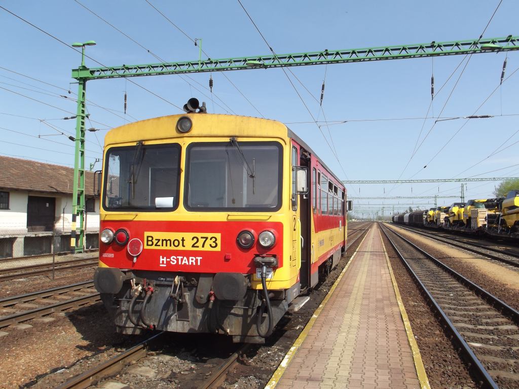 A 30945-ös személyvonat vár indulásra Csorna állomáson<br>A képre kattintva galéria nyílik<br>(fotók: a szerző)
