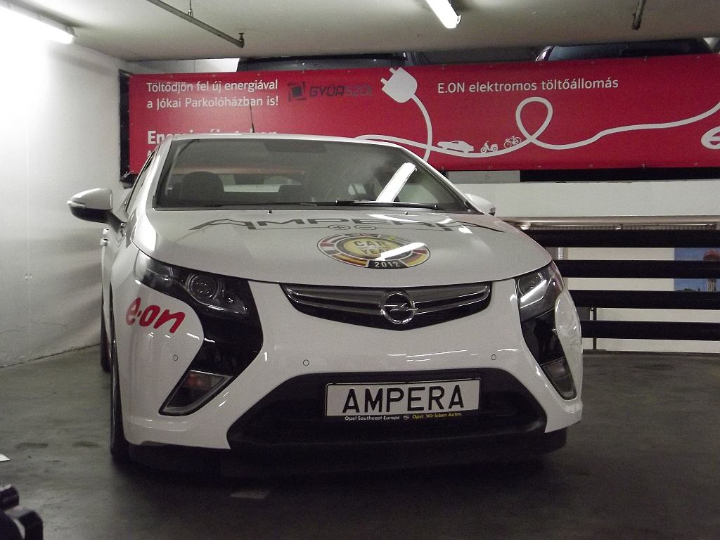 Opel Ampera a győri elektromos töltőállomás átadásán<br>A képre kattintva galéria nyílik<br>(fotó: Takács Zsolt)