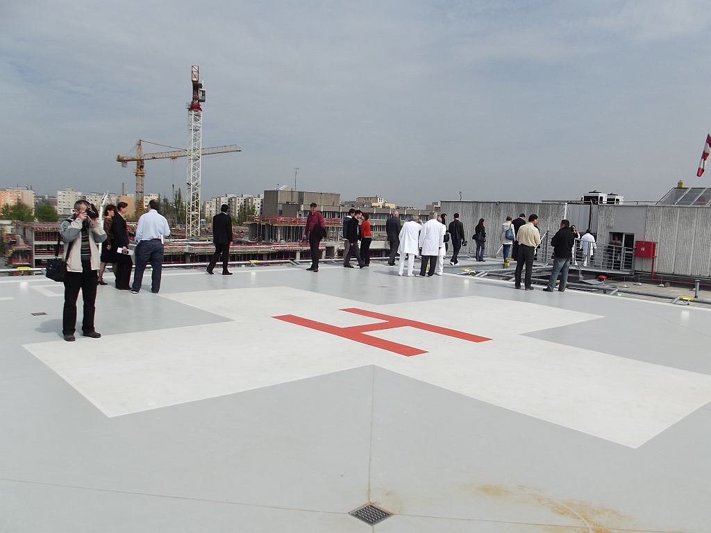 A 330 négyzetméteres helikopter-leszálló a győri kórház tetején<br>A képre kattintva galéria nyílik<br>(fotók: a szerző)