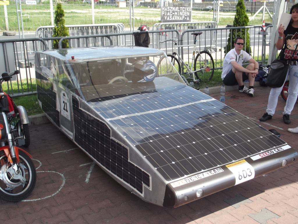 A hetedik Széchenyi Futamon sűrített levegő, elektromos, napenergia és hidogén meghajtású járművek versenyeztek<br> A képre kattintva galéria nyílik<br>(fotó: a szerző)