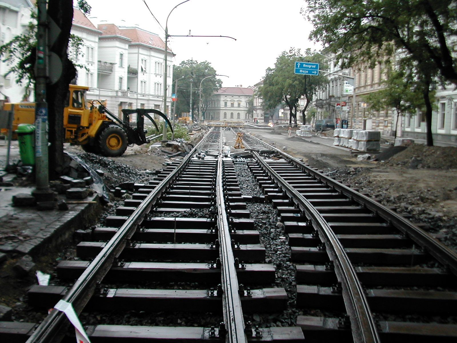 Készül a kétvágányú szakasz a Tisza Lajos körúton a Dugonics tér felé 2002. május 27-én (a képre kattintva galéria nyílik a szerző képeiből)