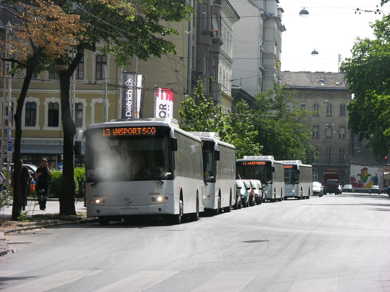Frissen érkezett konvoj halad át Budapesten 2008. május 30-án