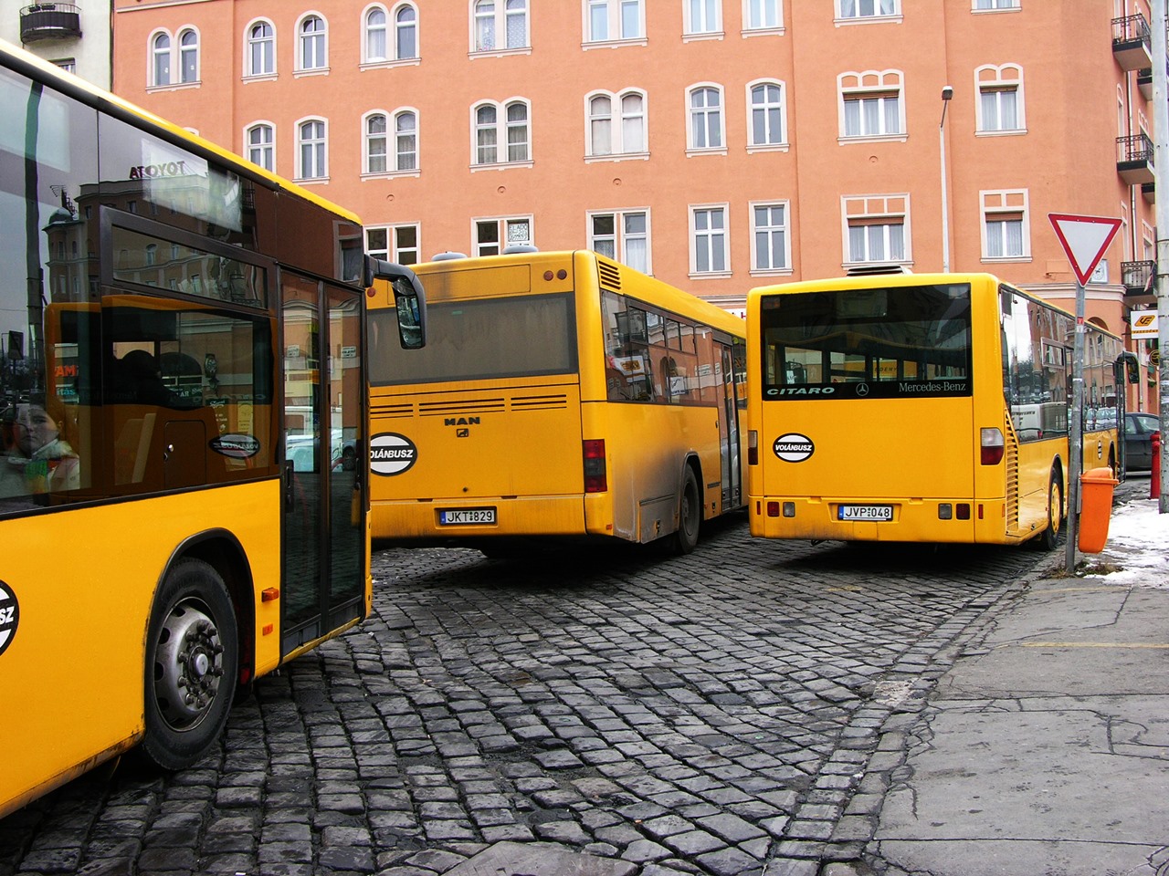 Tíz évvel ezelőtti állapot: sárga autóbuszok, leginkább MAN és Mercedes Citaro típusokkal