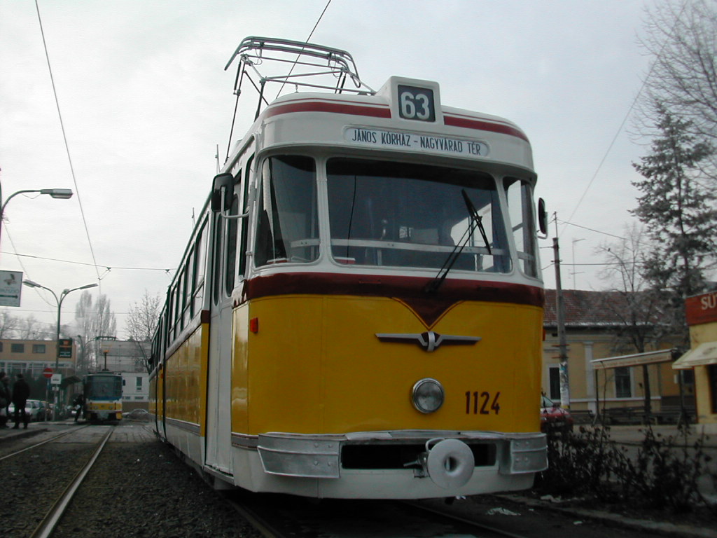 Pályafutásának negyvenedik évfordulójára átfényezett kis 600-as az Indóház téren 2002 decemberében. A cserét végül a Tatra típus valósította meg (Bohus Dávid felvétele)
