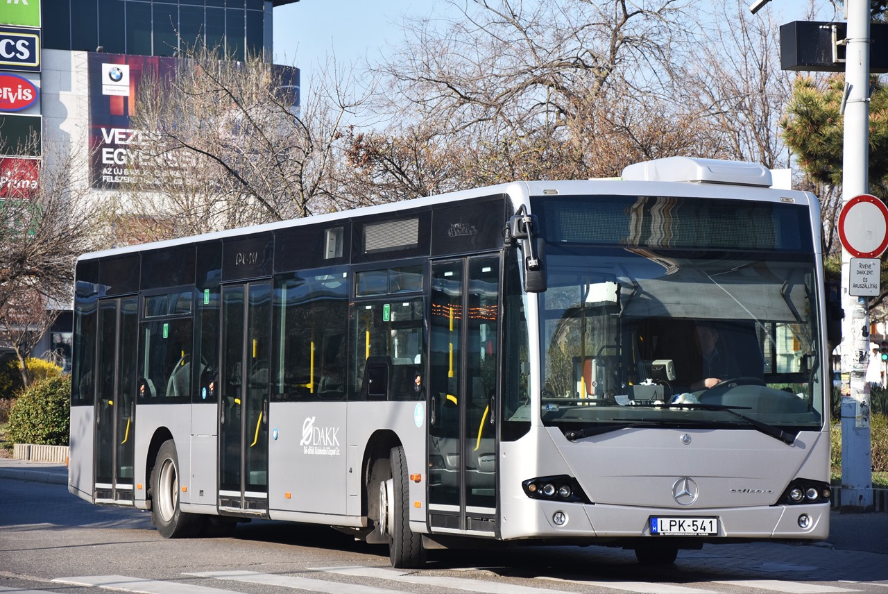 A korábbi kivitelű Mercedes Conectókból tíz már közlekedik a városban (Bohus Dávid felvétele)