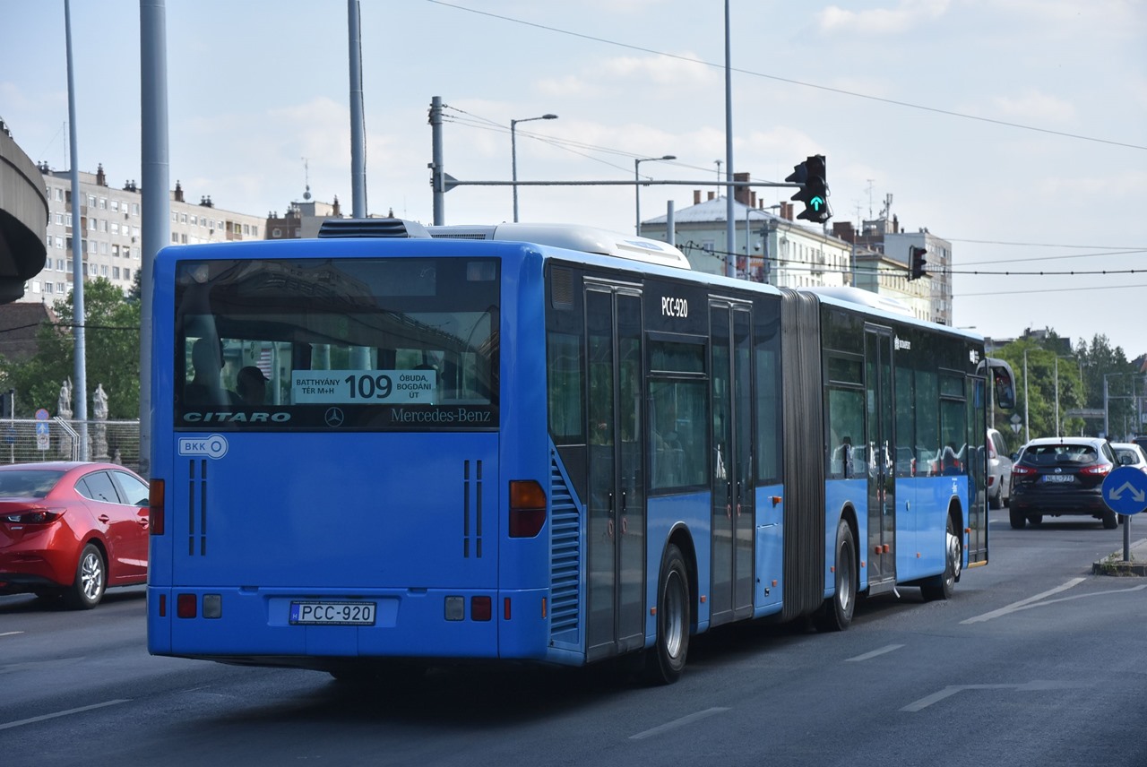 Az autóbuszok hátulról: az utastájékoztató rendszer beüzemeléséig a táblás megoldást alkalmazzák