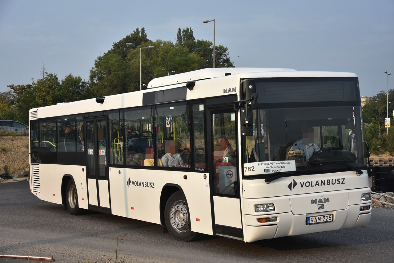 Az új korszak első napja az Etele téren 2018. szeptember 1-jén. A holland eredetű MAN buszokkal az etyeki, biatorbágyi, sóskúti járatokon lehet utazni