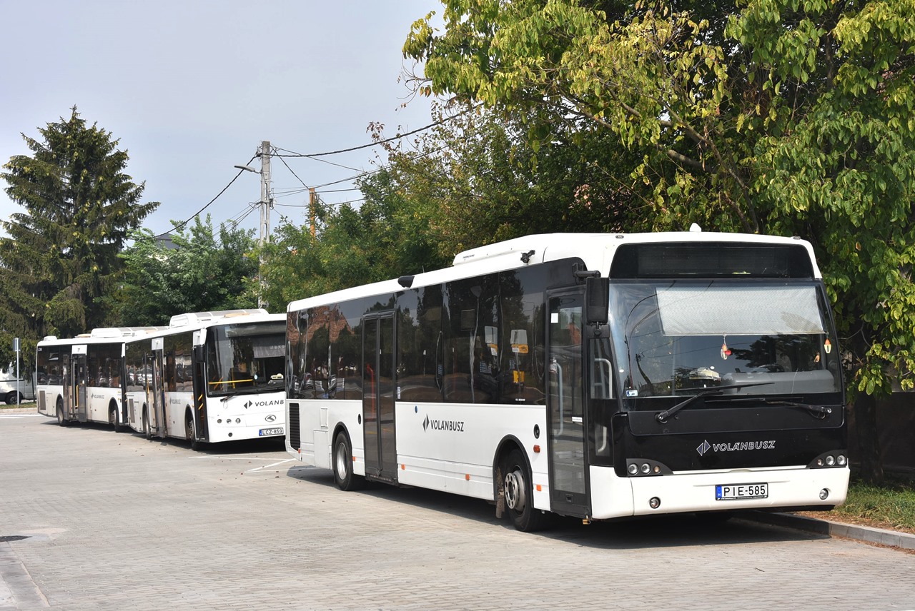A zsámbéki autóbuszállomáson szeptember 1-jén még a King Long a jellemző típus. Előtérben egy VDL Ambassador parkol a tavalyi tizes flottából