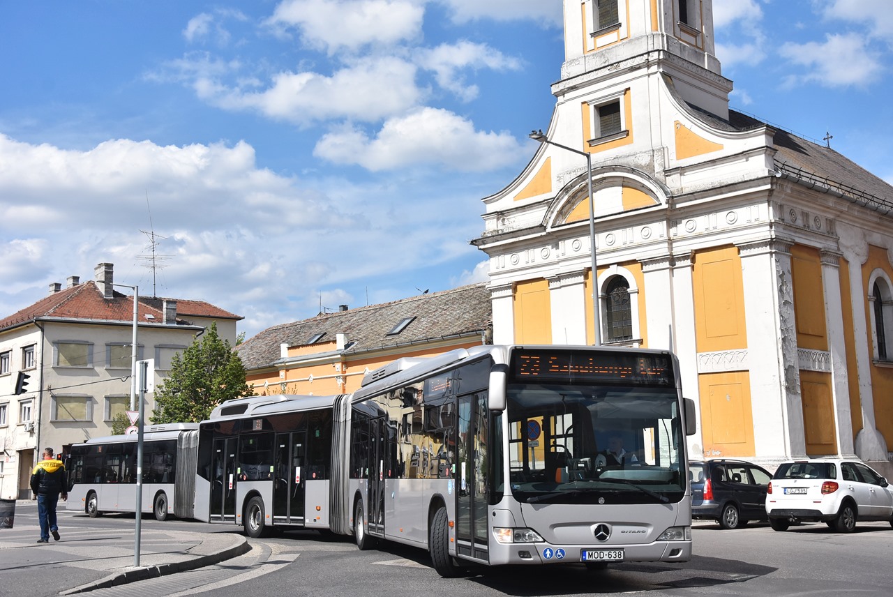 Az önkormányzati alapítású Kecskeméti Közlekedési Központ Kft. rendelkezhet a huszonöt hibrid hajtású csuklós Mercedes Citaro autóbuszok üzemeltetéséről is (Bohus Dávid felvételei)