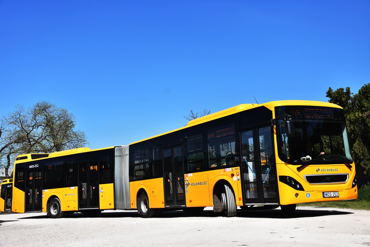 Egykoron BKK agglomerációs járatain közlekedő Volvo 7900-as besárgítva a csepeli Vermes Miklós utcai végállomáson. A szigethalmi buszokon teljes egészében sárgára matricázott, vagy homolkfali sárgítással jelzik, hogy azok nem a 38-as vonalcsoport BKK-s járatain közlekednek