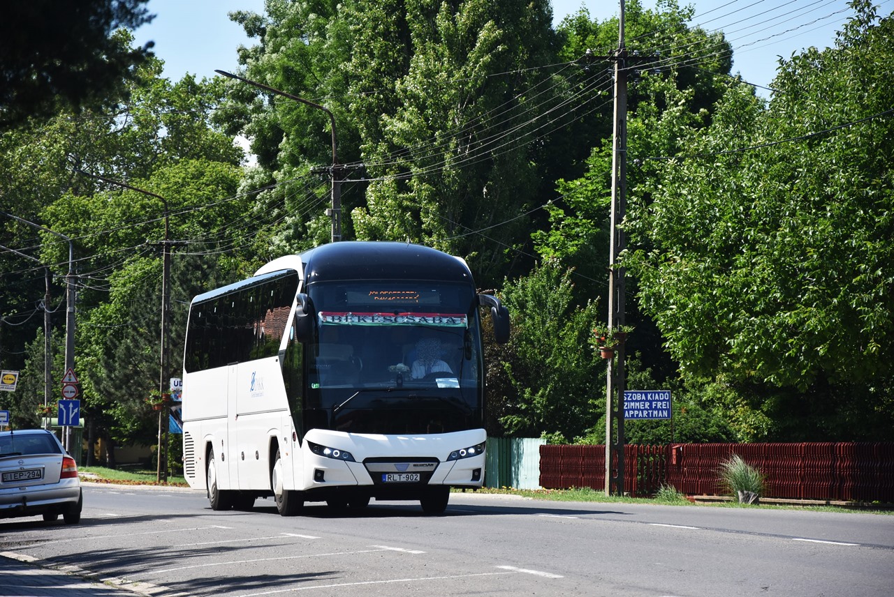 A DAKK Zrt. három buszának egyike Balatonszemesen 2019. június 1-én. Mindhárom Neoplant a békéscsabai üzem kapta meg