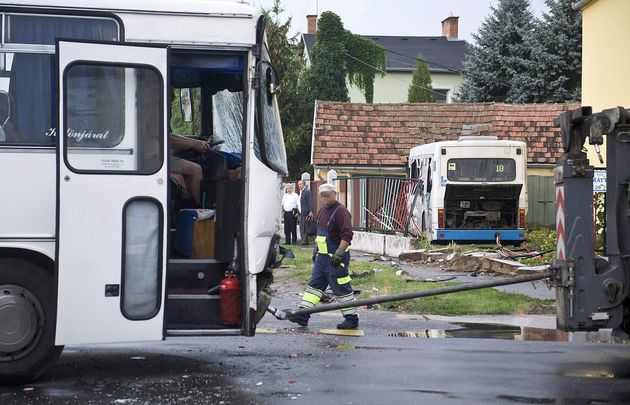 Helyi járatú autóbusz és egy különjáratos busz ütközött össze Kecskeméten, a Mátyás király körút és a Czollner köz kereszteződésében. A balesetben hárman megsérültek. Fotó: MTI/Ujvári Sándor