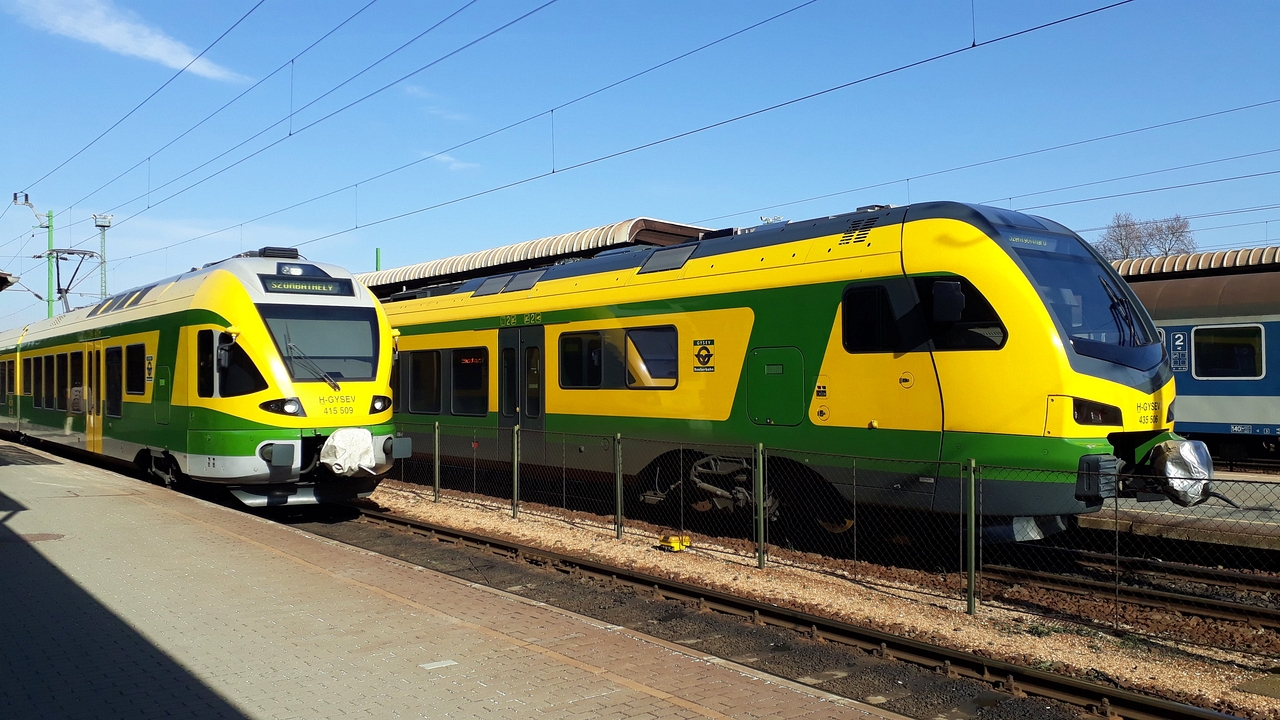 Az előző és az újabb generációs Flirt-motorvonatok egymás mellett a szombathelyi pályaudvaron