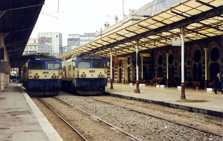 A ma már csak elővárosi vonatokat fogadó Sirkeci pályaudvar Isztambulban (forrás: www.trainsofturkey.com)