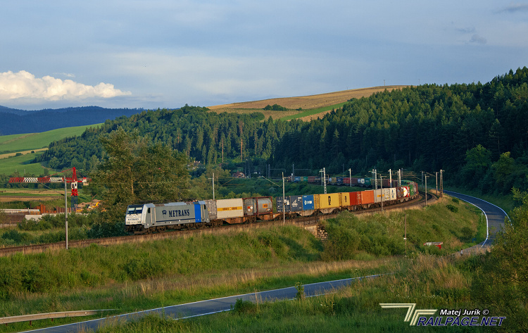 A Metrans E186 187 pályaszámú mozdonya konténervonattal Szlovákiában, röviddel a négy évvel ezelőtti típusengedélyeztetése után<br>(fotó: railpage.net)