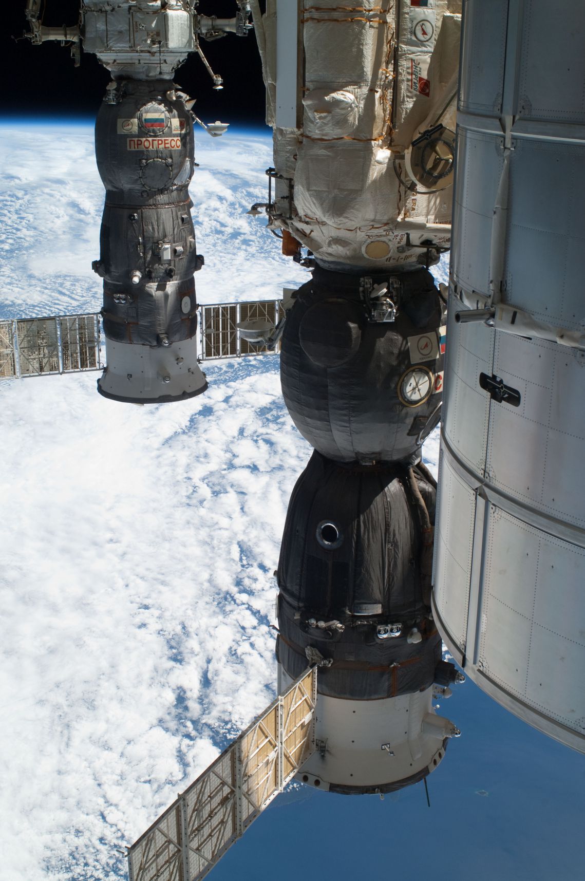 Egy Progressz és egy Szojuz TMA az ISS kikötőjében 