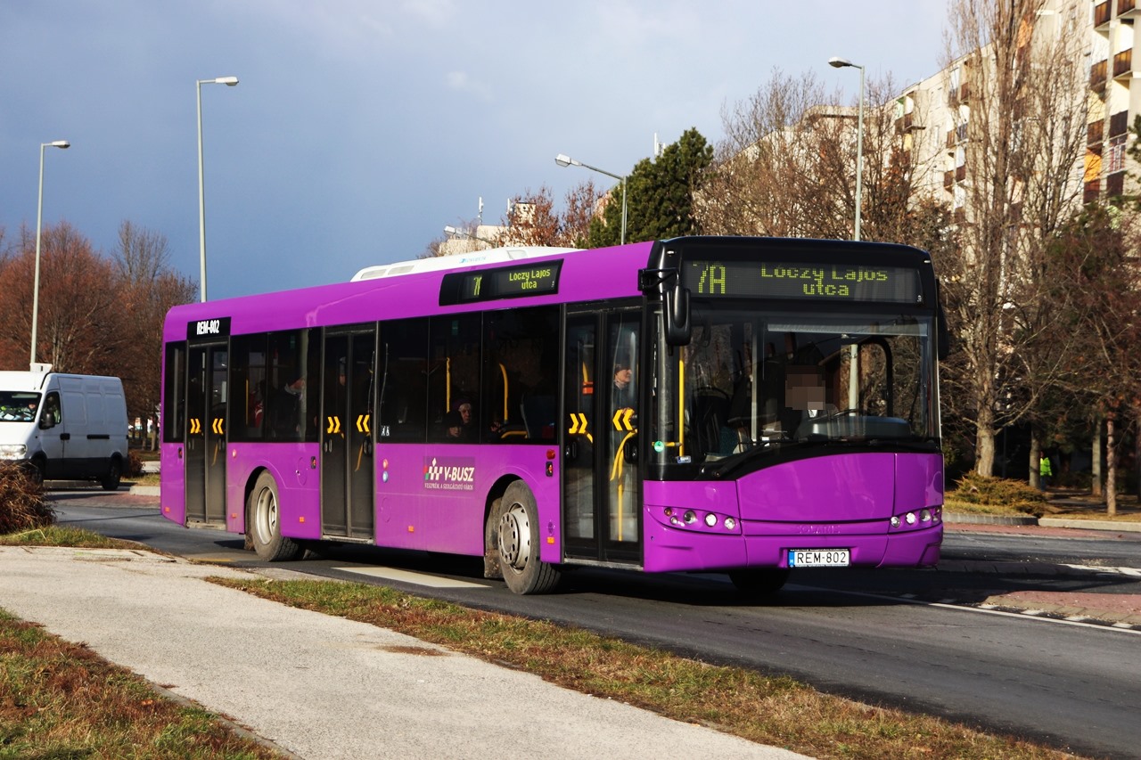 A veszprémi buszvezetők jelenleg ilyen külföldről vásárolt, lilára fújt használt buszokkal dolgoznak (fotó: Bohus Dávid)