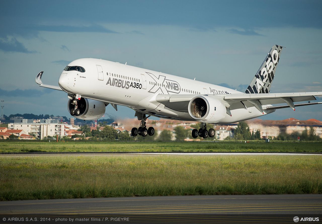 Így indult az A350-900-as nagy turnéja. De ha kattint egy Beluga „etetéséről” is láthat képeket a galériánkban (fotók: Airbus)