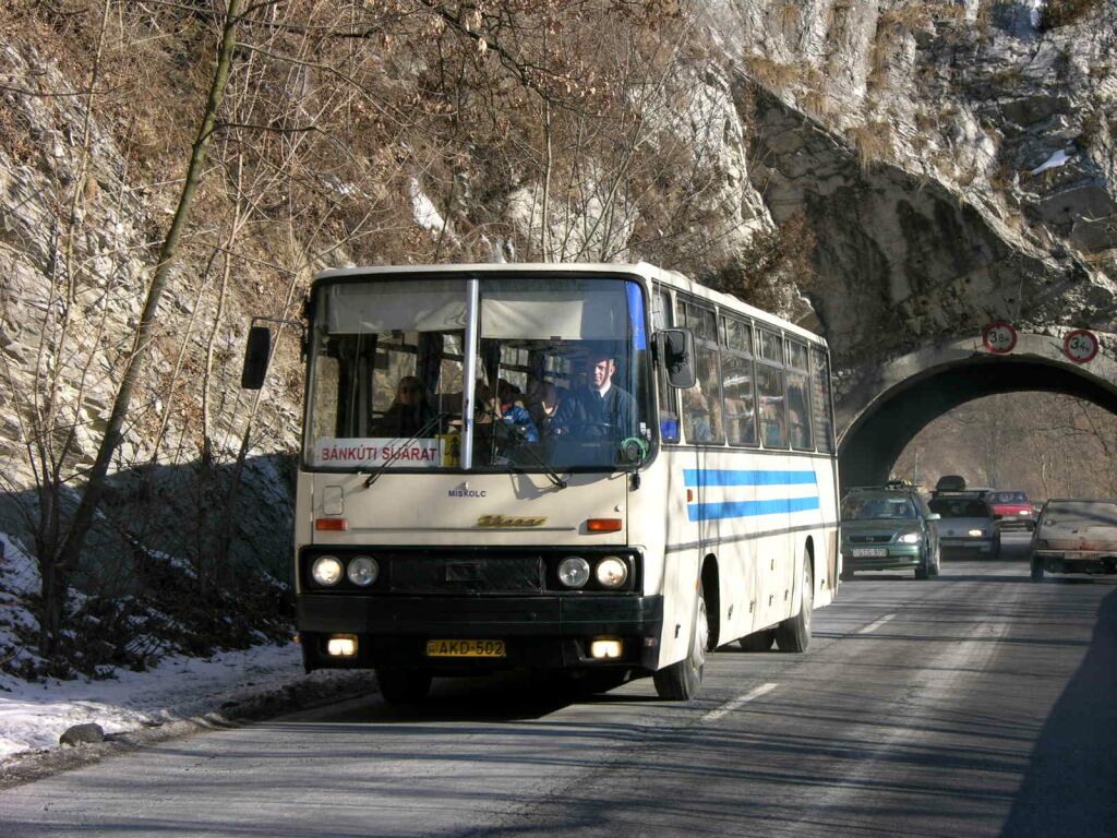 A Miskolci Közlekedési Vállalat 1983-as évjáratú 250.16 típusú autóbusza a bánkúti síjáraton 2006. februárjában. Az atuóbuszt később továbbértékesítették, amely sajnálatosan egy tűzeset áldozatává vált