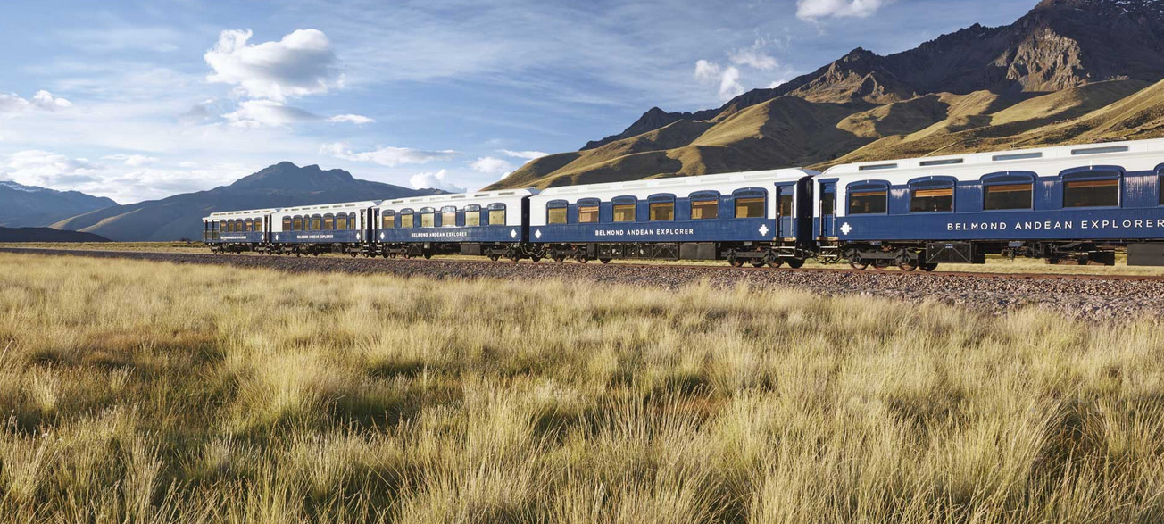 Kék vonat, zöldellő, füves fennsíkon (képek forrása: perurail.com, a képre kattintva galéria nyílik)
