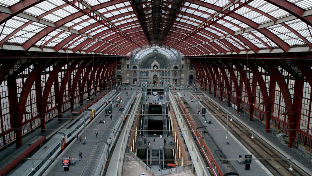A Nyugati pályaudvar átalakításához számos jó példa kínálkozik, közülük is az egyik legjobb: Antwerpen Centraal. Esetünkben a felszíni vágányok akár nélkülözhetőek is lennének