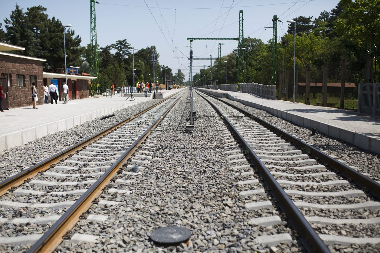 Siófok-Szabadisóstó állomás a korszerűsített, Lepsény és Szántód-Kőröshegy közötti vasúti vonalszakaszon június 13-án, a pályaszakasz átadása napján. A képre kattintva galéria nyílik (fotók: MTI/Varga György)