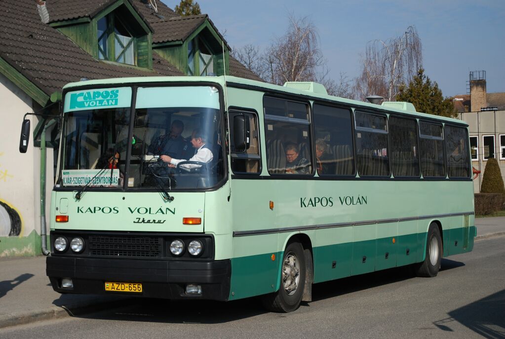 Az egyik legszebb közforgalmú tizenkét méteres Ikarus várakozik Szigetváron. Az 1991-es évjáratú autóbusz az 250.59-es típusjelzést viseli