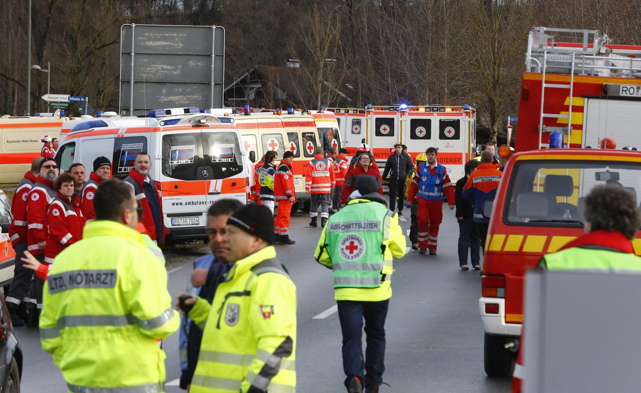 Ahány mentőautót csak lehetett, azt mindet a baleset helyszínére küldték (fotók: Daily Mail)