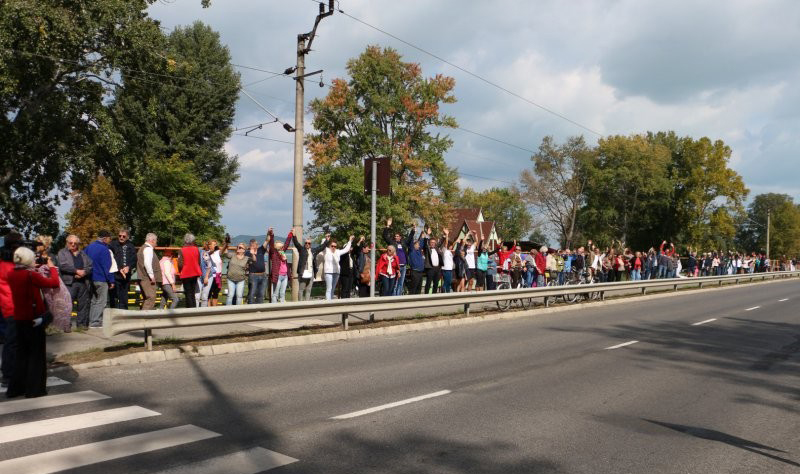 Élőlánc Fonyódon, a zajvédőfal elleni tiltakozásul (forras: somogyvara.hu)
