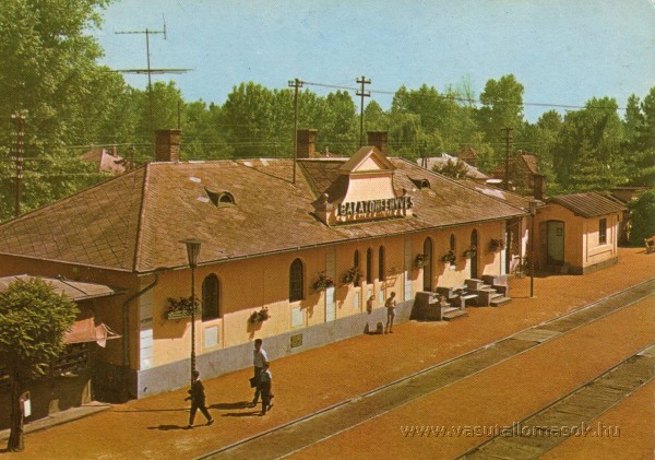 Tipikusan túlszínezett képeslap, gyönyőrű épülettel: mindkettő a múlté (fotó: vasutallomasok.hu)