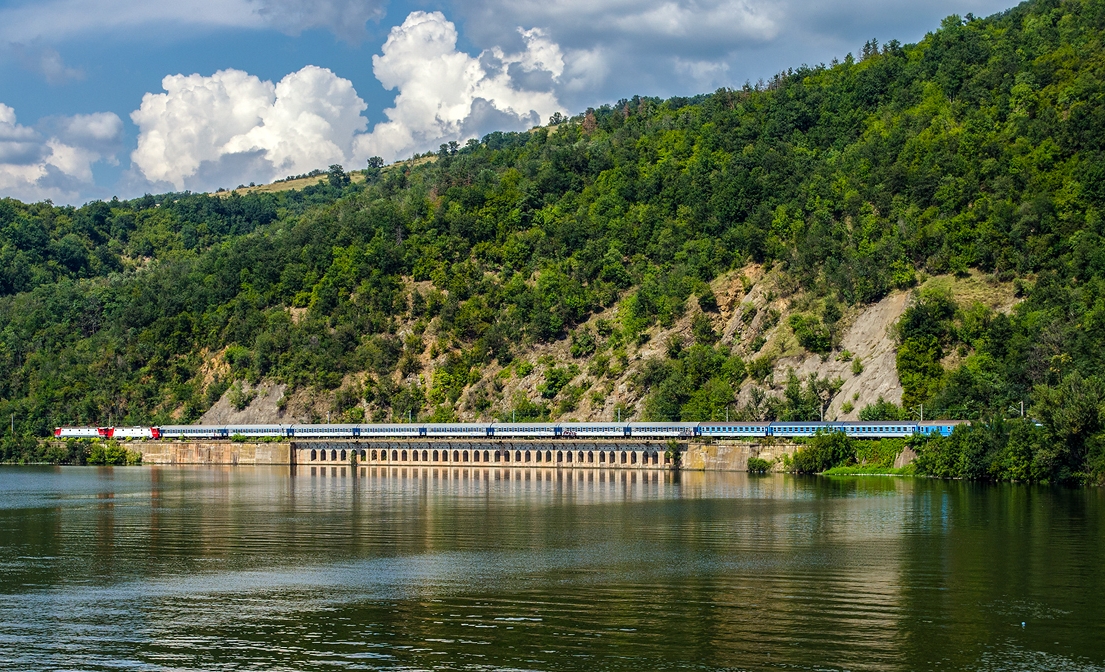 A Karánsebesre tartó szerelvénymenet a Duna mentén (fotó: lokomotivy.net/Răzvan Artinescu)