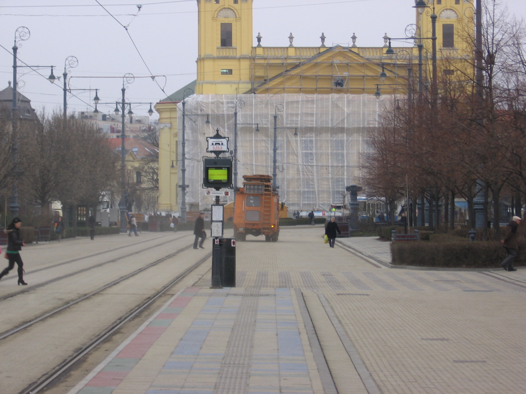 Az emberek a villamossíneken sétálnak Debrecenben (A képre kattintva galéria nyílik)