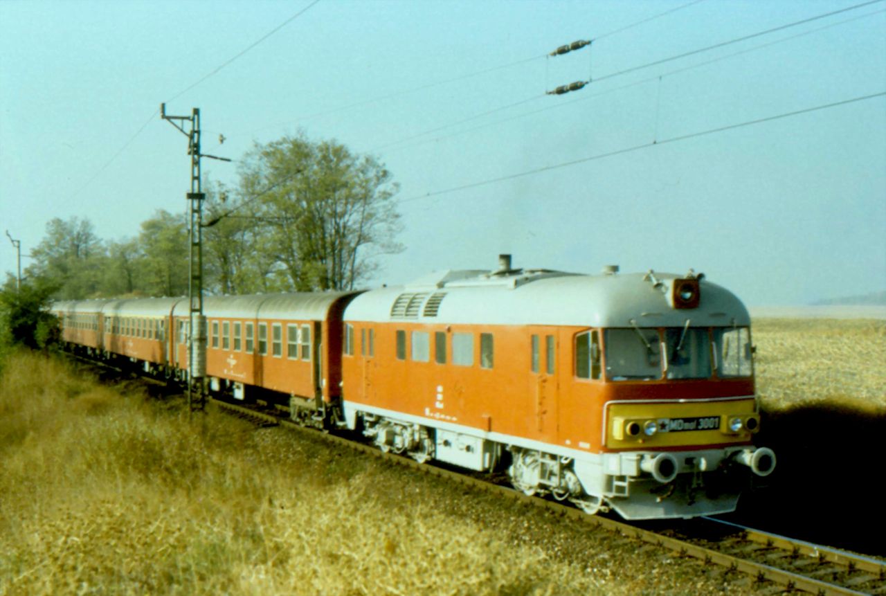 Az MDmot 3001-es még eredeti festésében halad Pusztaszabolcsnál 1986. október 14-én. Az MD-k hosszú ideig Bátaszékről jártak ide személyvonattal. A képre kattintva galéria nyílik (fotó: Indóház-archív | Tasnádi Tamás)