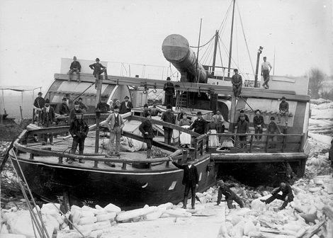 A Béga-csatornába fagyott Alföld gőzös 1880 körül (fotó: hajoregiszter.hu)