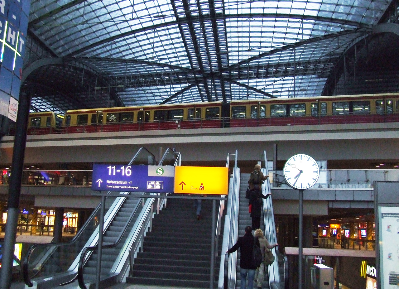 Berlin, S-Bahn az „egekben” a főpályaudvaron (fotó: Garai Szakács László)